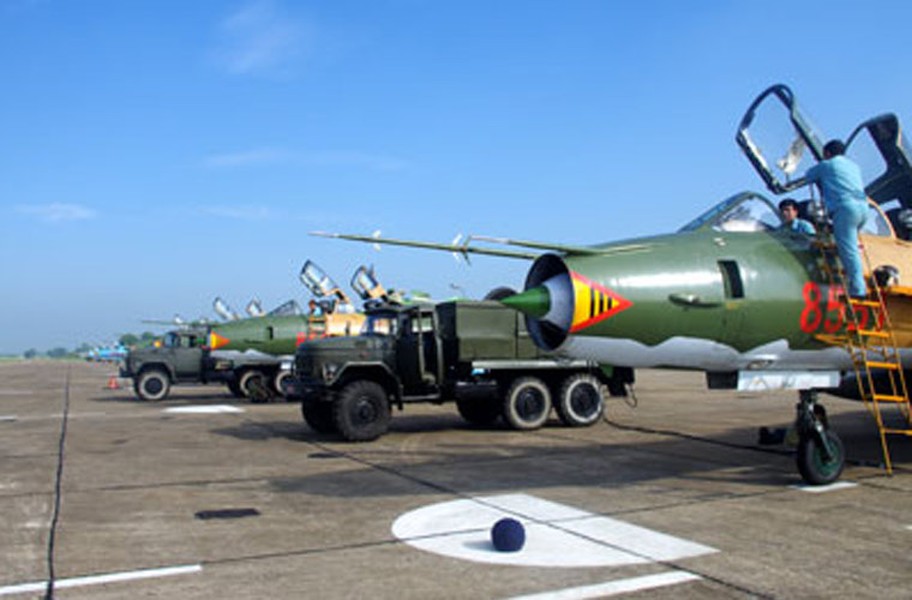 Những năm gần đây, do MiG-21 gần hết hạn sử dụng nên Không quân Nhân dân Việt Nam dần chuyển sang sử dụng máy bay tiêm kích – bom Su-22M3/M4 làm nhiệm vụ phòng không (có thể mang 2 đạn đối không tầm ngắn tự dẫn hồng ngoại R-60 hoặc K-13). Trong ảnh là những chú “én” cánh cụp cánh xòe Su-22 của Trung đoàn 921 đóng ở Nội Bài, Hà Nội đang “phơi nắng” trong ngày đẹp trời.